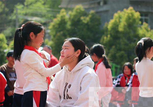 活动现场，演讲老师引导孩子与妈妈互动 摸摸妈妈的脸，对妈妈说一句 我爱你 .jpg